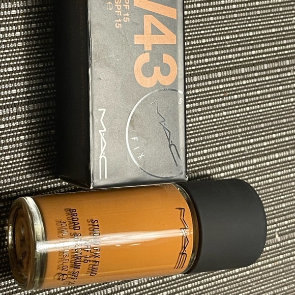 MAC Studio Fix Fluid Foundation, SPF 15, NW43 - 1 fl oz bottle - Picture 1 of 3